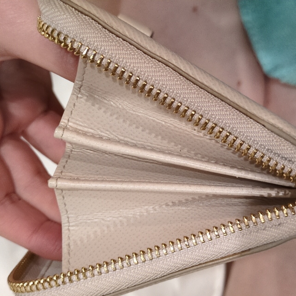 Salvatore Ferragamo Cream Beige Zip Around Wallet With Box - Picture 14 of 17